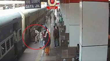 Watch Video: জীবনের ঝুঁকি নিয়ে চলন্ত ট্রেন থেকে মহিলাকে উদ্ধার RPF জওয়ানের, দেখুন ভিডিয়ো